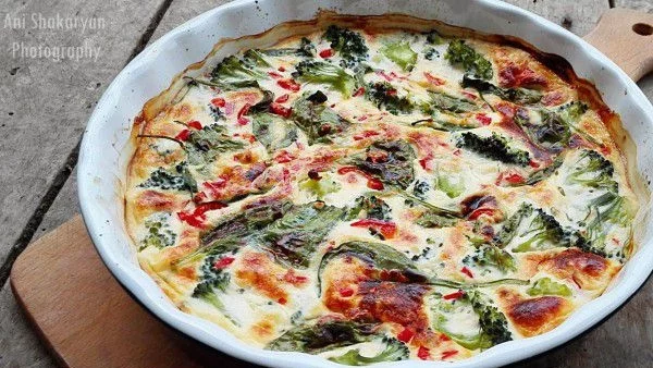 Фритата с броколи, спанак и червени чушки