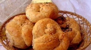 Пълнозърнести питки с маслинова паста