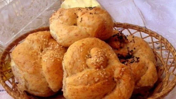 Пълнозърнести питки с маслинова паста