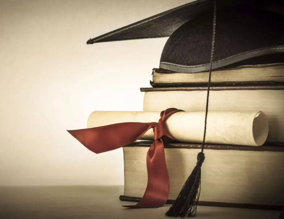 Дипломите за висше образование вече ще са без холограмен стикер 