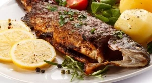 Пъстърва с орехи и печени домати