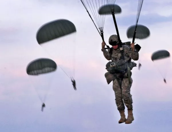 Специалните части на Сърбия започнаха парашутно обучение в Русия