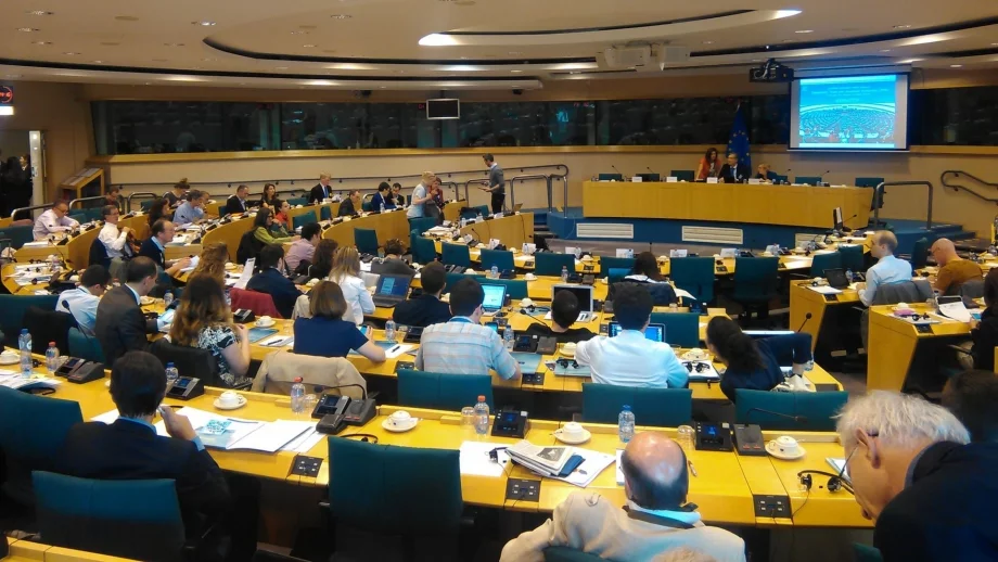 Важна комисия в ЕП прие ТПТИ заедно с клаузата за защита на инвеститори