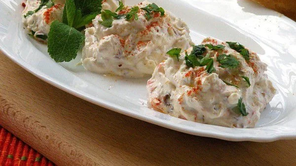 Катък с печени чушки и орехи