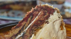 Торта с карамелено-белтъчна глазура