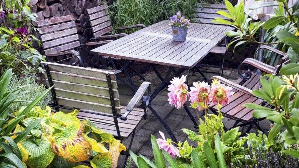 Как да се грижим за градинските мебели