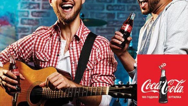 Кока-Кола отново на кирилица 50 години  след стъпването на напитката в България 