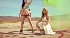 Сантра в секси дует с Лора Караджова