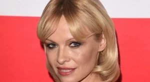 Памела Андерсън гола под душа