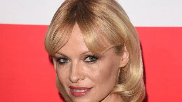 Памела Андерсън гола под душа