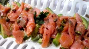 Авокадо с пушена сьомга и каперси
