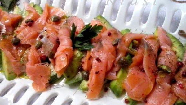 Авокадо с пушена сьомга и каперси