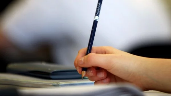 МОН пусна отговорите на матурите по български език и литература 2017