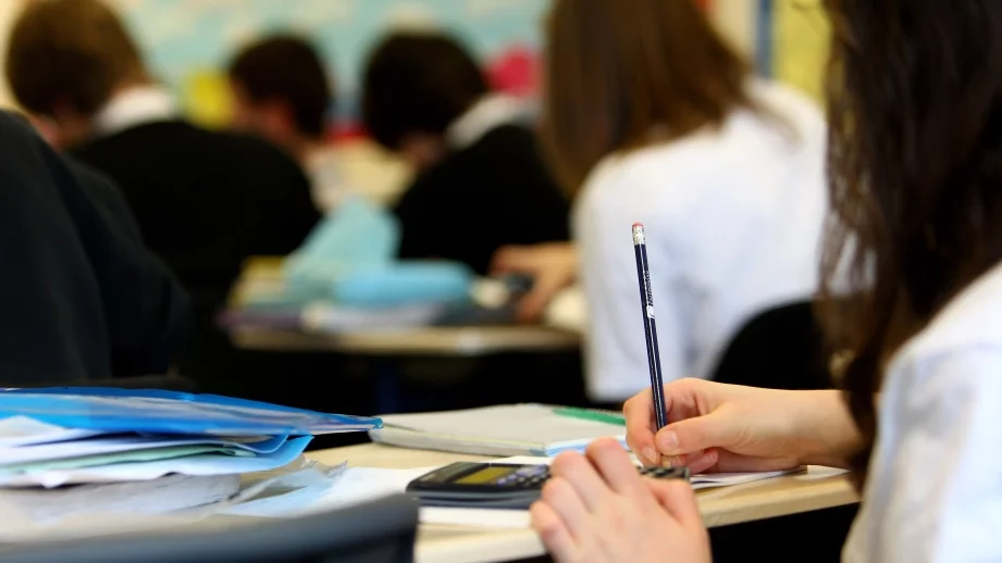 Парите за образование всяка година трябва да са поне колкото през предходната, реши НС