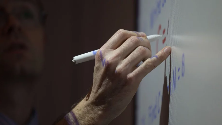 Младите българи искат 1500 лв. заплата, за да станат учители