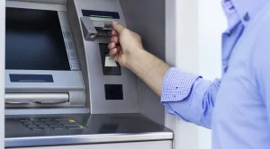 Банкомат в Англия пуска двойно повече пари 