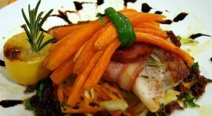 Рулца от риба и бекон с печени моркови