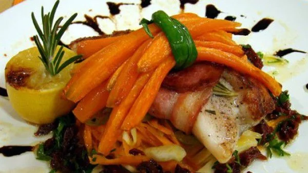 Рулца от риба и бекон с печени моркови