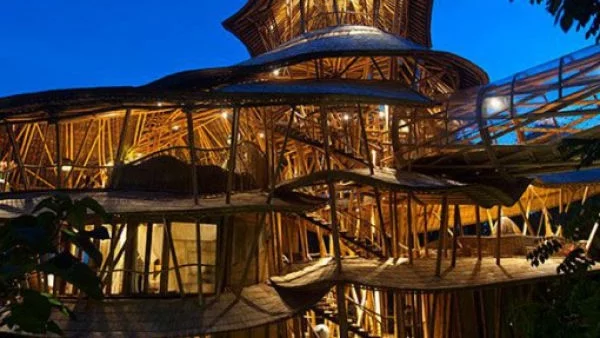 Жена изгражда невероятни сгради от бамбук в Бали 