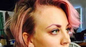 Кейли Куоко отново с розова коса