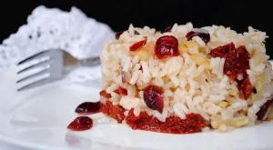 Ориз с пиле, боровинки, сушени домати и бадеми