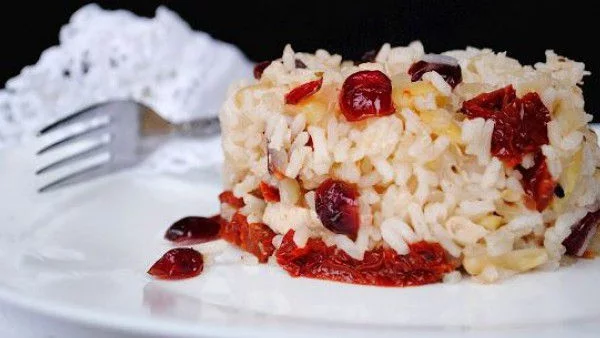 Ориз с пиле, боровинки, сушени домати и бадеми