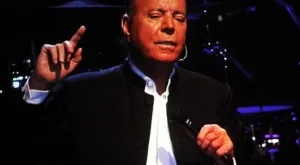 Хулио Иглесиас омагьоса "Арена Аремеец"