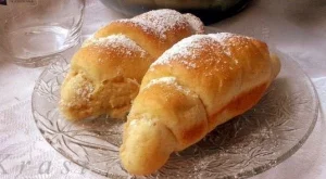 Кифлички с локум