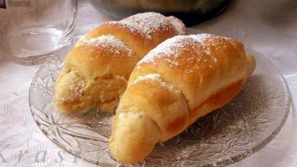 Кифлички с локум