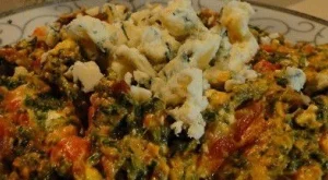 Предястие с коприва, печени чушки и синьо сирене