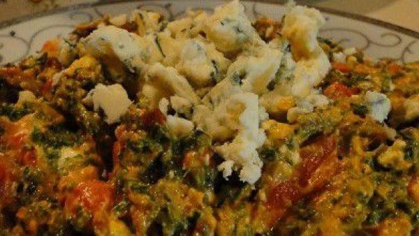 Предястие с коприва, печени чушки и синьо сирене