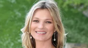 Кейт Мос се съблече напълно гола на 48 (ВИДЕО)