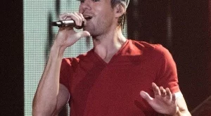  Енрике Иглесиас си нарани пръстите 