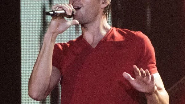  Енрике Иглесиас си нарани пръстите 