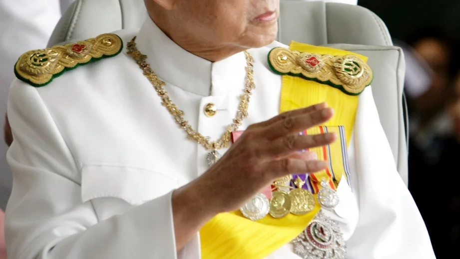 Кои са най-богатите монарси в света?