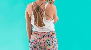 Превърни бялата си тениска в потник с верижки