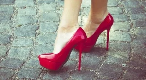 Какво се случва с краката ни, когато носим високи токчета