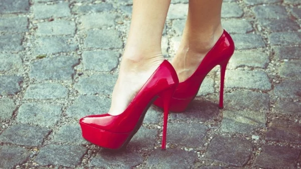 Какво се случва с краката ни, когато носим високи токчета