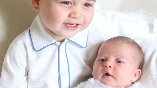 Първи общи кадри на принц Джордж и принцеса Шарлот