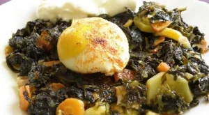 Забулени яйца върху канапе от тиквички и спанак 