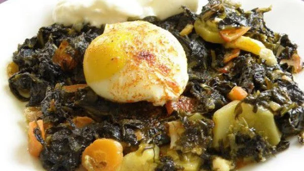 Забулени яйца върху канапе от тиквички и спанак 