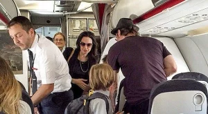 Джоли и Пит пътуват икономично