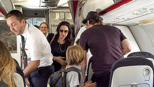 Джоли и Пит пътуват икономично