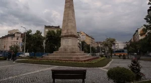 Спират изцяло движението през площад "Руски паметник"