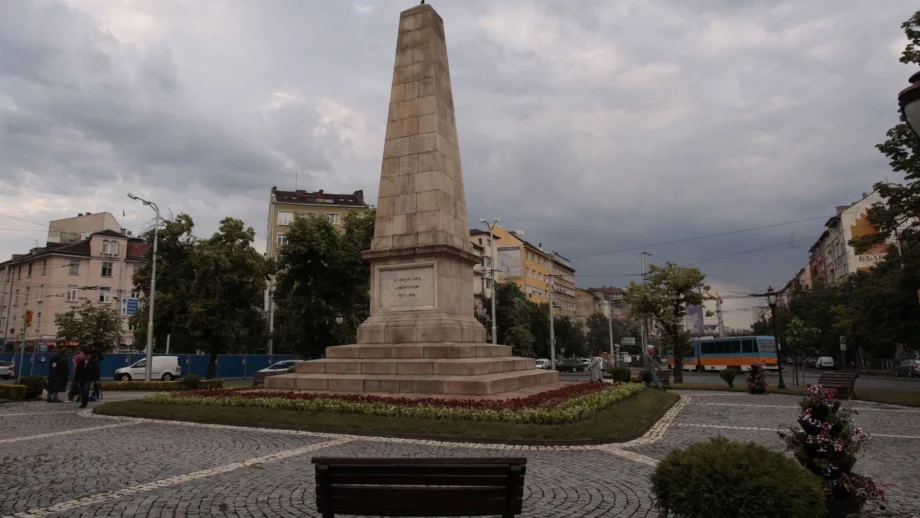 Спират изцяло движението през площад "Руски паметник"