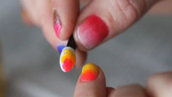 Омбре маникюр с апликатор за сенки