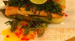 Филе от сьомга със свежи подправки