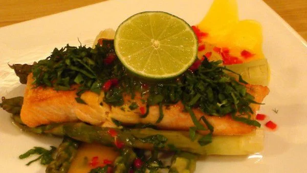 Филе от сьомга със свежи подправки