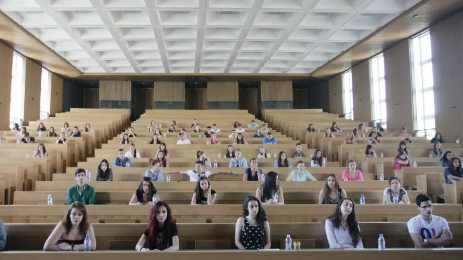 Държавата ще плаща таксите на студенти, ако останат в България