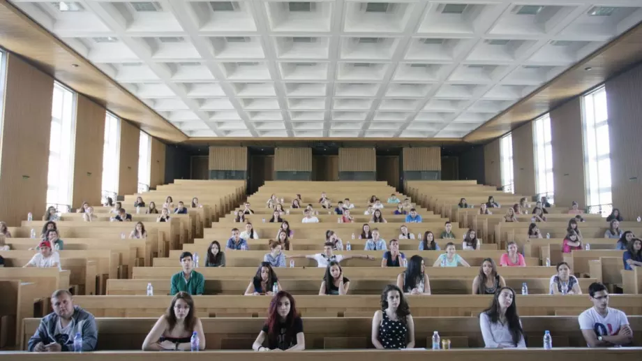 Университети ще дават хибридни дипломи на бакалаври и магистри